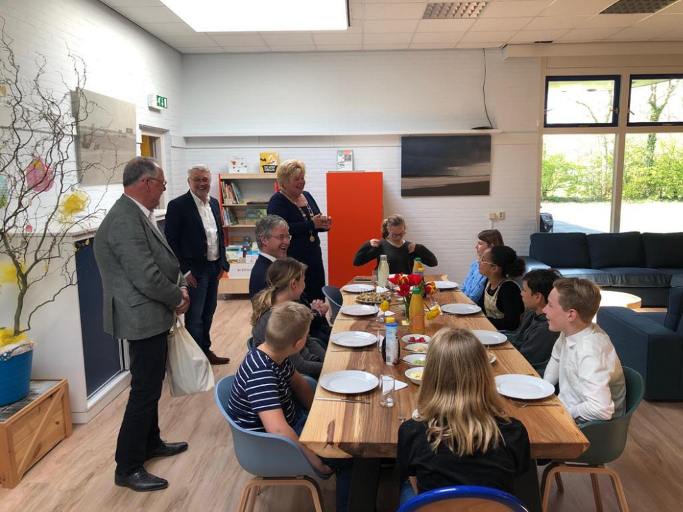 Minister Slob en kinderen van Yn de mande aan tafel